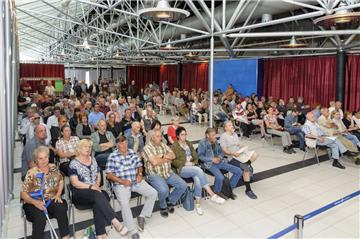 Rund 170 Bürger waren zum Thema Neue Aue ins Foyer der Stadthalle gekommen und stellten dem Ausschuss kritische Fragen.