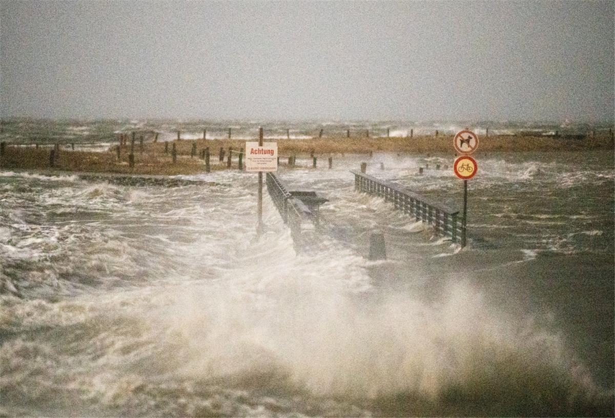 Turbulenter Winter: Rund 20 Sturmfluten an Niedersachsens Küste Rund 20 Sturmfluten trafen infolge der vergangenen Winterstürme die niedersächsische Küste und spülten teils viel Sand weg. Ein zwar hoher, aber nicht ausgewöhnlicher Wert, sagen Fachleute.