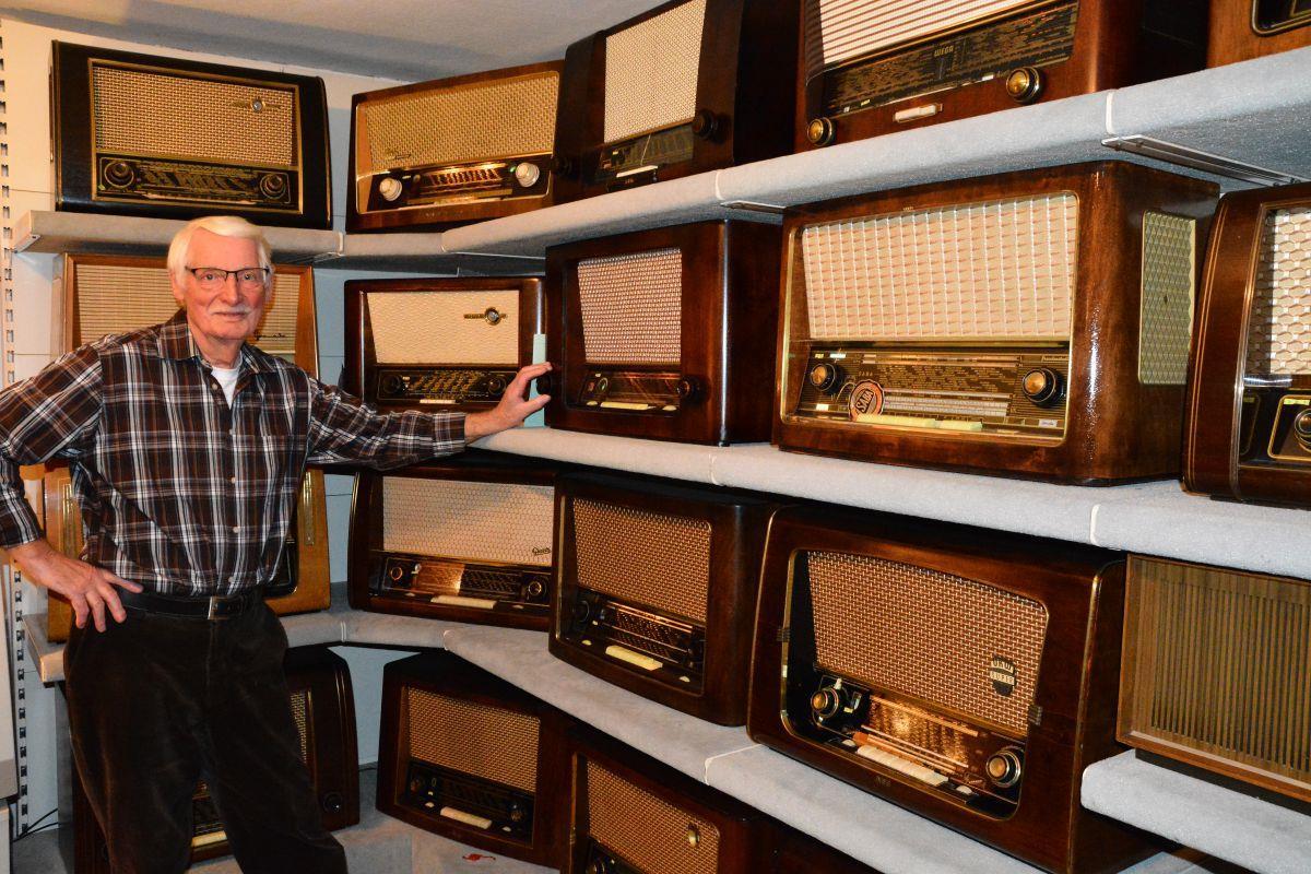Neues Leben für alte Radioschätze in Dorum Rund 25 alte Röhrenradios nennt Ernst Schmidtmann sein Eigen.