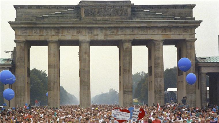 13 Weltrekorde und Verrückte, die durch die Stadt rennen Rund 25.000 Läuferinnen und Läufer waren 1990 beim Marathon durch das vereinte Berlin dabei.