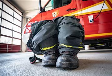Fertig, um im Einsatzfall hineinzuspringen, stehen Schuhe und Overall in der Garage der Freiwilligen Feuerwehr Schwalbach.