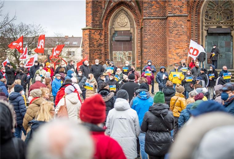 Bremerhaven zeigt sich im Schweigen solidarisch Rund 300 Menschen sind am Freitagnachmittag dem Aufruf der Politik und der Gewerkschaften gefolgt, mit einer Mahnwache ein Zeichen der Solidarität mit der Ukraine zu setzen. Die Große Kirche wird ab jetzt abends blaugelb angestrahlt.