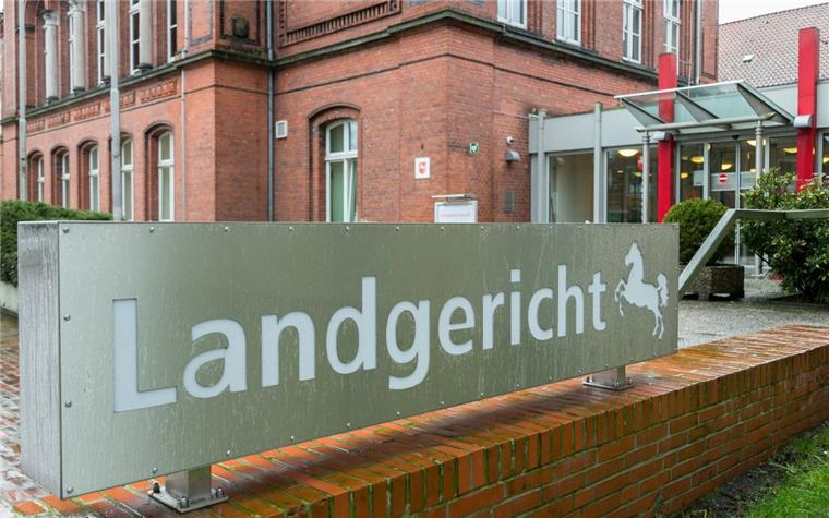 Rund 35 Jahre nach dem gewaltsamen Tod eines Anglers in Nienburg an der Weser muss sich ein Tatverdächtiger vor Gericht verantworten.