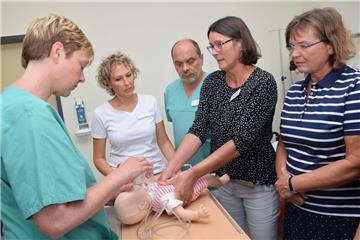 Rund 35 Mitarbeiter der Helios-Klinik Wesermarsch haben jetzt an einem hausinternen Lehrgang teilgenommen, bei dem sie erfuhren, worauf es bei der Erstversorgung von Neugeborenen ankommt.
