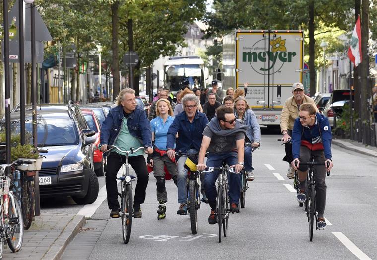 Radfahrer protestieren für Tempo 30 auf der "Alten Bürger" Rund 40 Fahrradfahrer demonstrierten am Freitag für Tempo 30 in der "Alten Bürger".