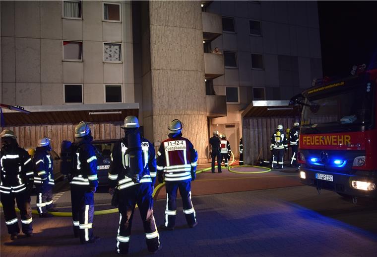 Über 100 Einsatzkräfte bei Hochhausbrand Rund 40 Kräfte der Feuerwehren Esenshamm und Nordenham waren im Einsatz. Weitere rund 50 bis 60 Rettungskräfte unterstützten und kümmerten sich um die Anwohner.