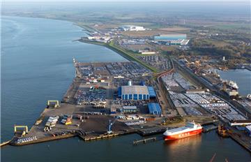 Rund 400 000 Autos werden jährlich von Cuxport und BLG Logistics über Cuxhaven verschifft. Die Fahrzeuge gehen vor allem nach Großbritannien, aber auch nach Schweden, Island sowie Dänemark.
