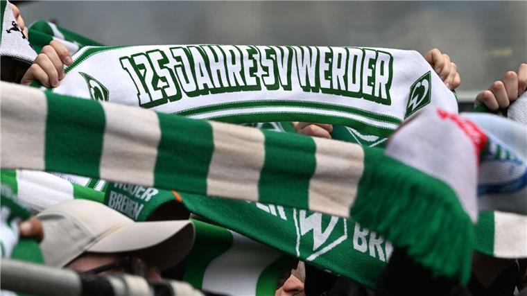 Rund 400 Fans von Werder Bremen wurden auf dem Weg zum Auswärtsspiel bei Bayer Leverkusen gestoppt.