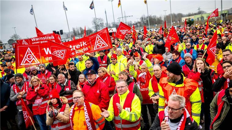Rund 4.000 Beschäftigte bei VW in Emden im Warnstreik Rund 4.000 VW-Beschäftigte beteiligten sich nach Gewerkschaftsangaben am den Warnstreik.