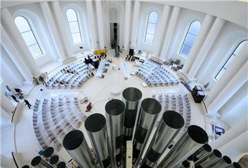  Der neugestaltete Innenraum der Sankt Hedwigs-Kathedrale am Bebelplatz in Berlin-Mitte. 