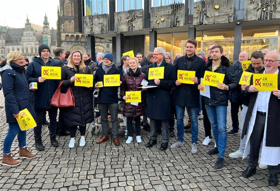 Rund 50 Unternehmer versammelten sich vor der Bürgerschaftssitzung auf dem Bremer Marktplatz, um gegen den geplanten Ausbildungsfonds zu protestieren.