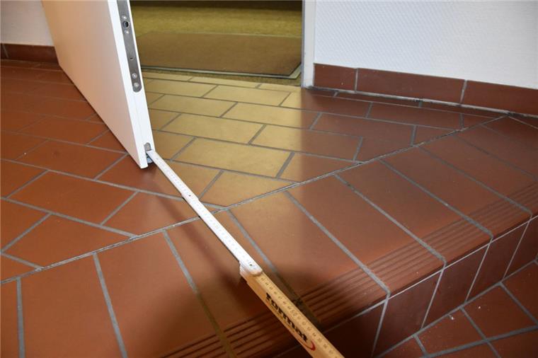 Rund 50 Zentimeter beträgt der Abstand zwischen der geöffneten Tür und der ersten Stufe. An dieser Stelle stand auch Walter Dähne, als er rückwärts von der Treppe stürzte.