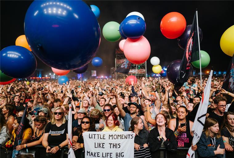 Rund 50.000 Menschen freuen sich gerade auf den Start des Deichbrand-Festivals. Das merkt man auch auf Social Media.