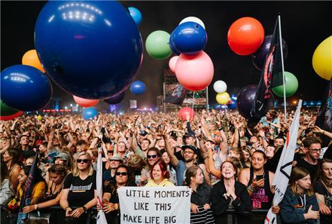Rund 50.000 Menschen freuen sich gerade auf den Start des Deichbrand-Festivals. Das merkt man auch auf Social Media.