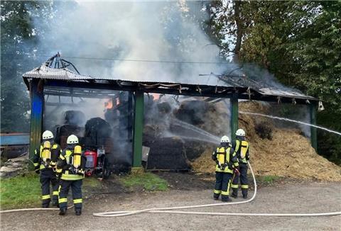 Rund 60 Einsatzkräfte der Feuerwehr bekämpfen den Brand in Imsum.