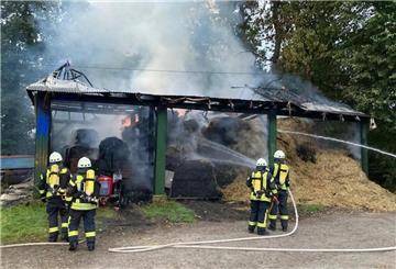 Rund 60 Einsatzkräfte der Feuerwehr bekämpfen den Brand in Imsum.