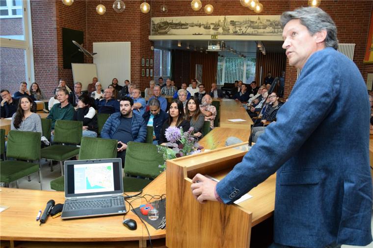 Rund 60 Zuhörern erläuterte Stadtplaner Tim Lorenz (rechts) die fünf Planungsvarianten für das neue Baugebiet.