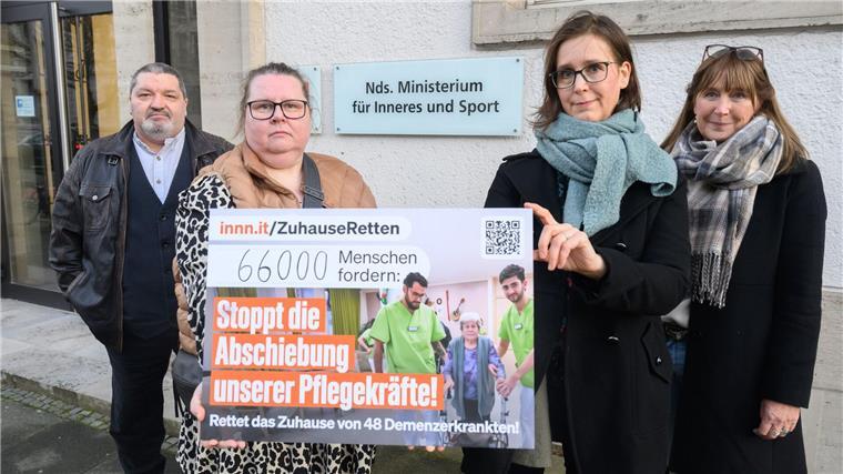 Rund 66.000 Menschen haben die Online-Petition der Heimbetreiber Tino (l-r) und Andrea Wohlmacher und Anne Weiss und Juliane Müller von der Angehörigeninitiative unterschrieben.