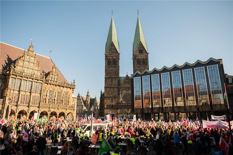 Rund 7000 Menschen haben am Protestzug durch die Innenstadt in Bremen teilgenommen.
