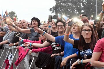 Rund 7400 Fans sind zu dem Open-Air-Abschiedskonzert von Unheilig gekommen. 
