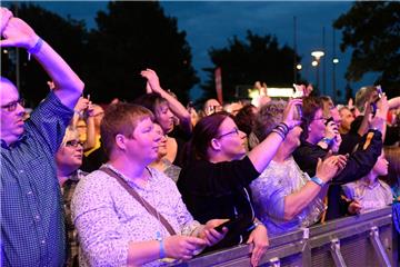 Rund 7400 Fans sind zu dem Open-Air-Abschiedskonzert von Unheilig gekommen. 