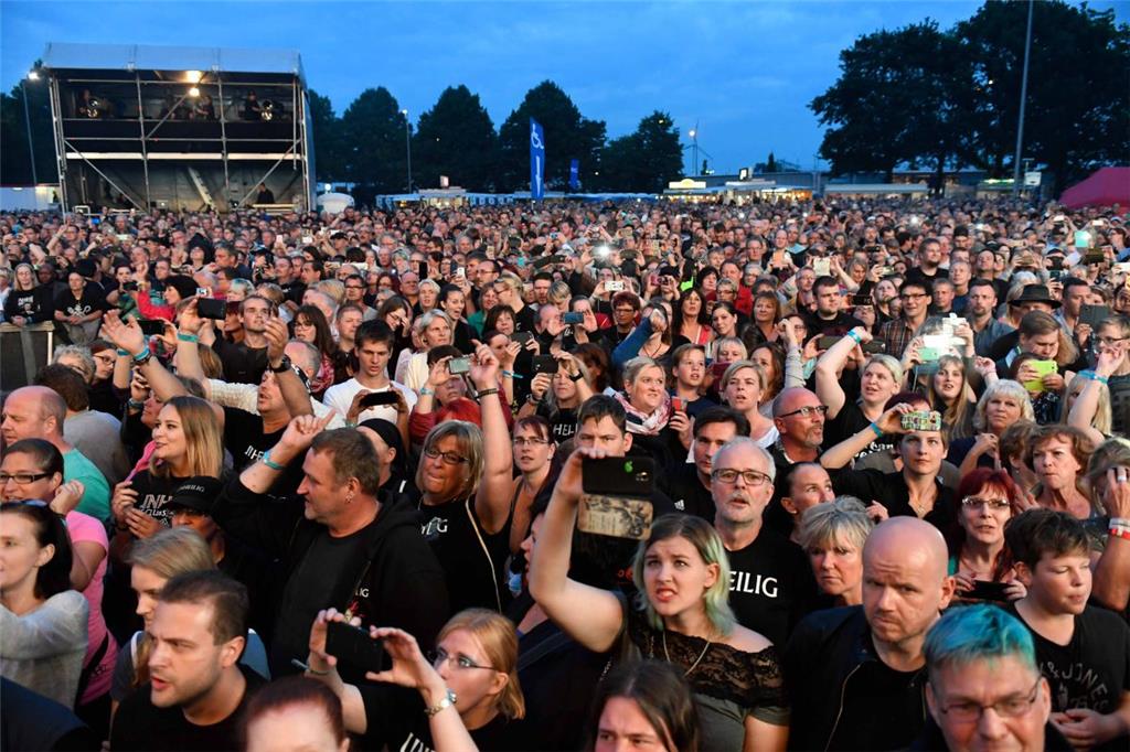 Rund 7400 Fans sind zu dem Open-Air-Abschiedskonzert von Unheilig gekommen. 