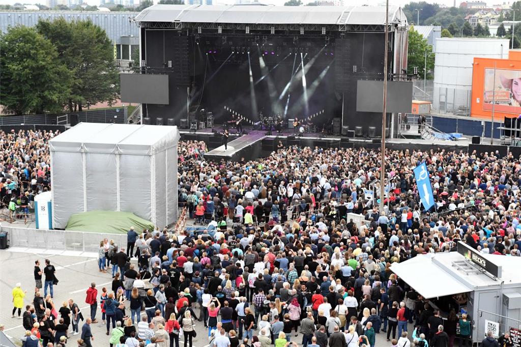 Rund 7400 Fans sind zu dem Open-Air-Abschiedskonzert von Unheilig gekommen. 