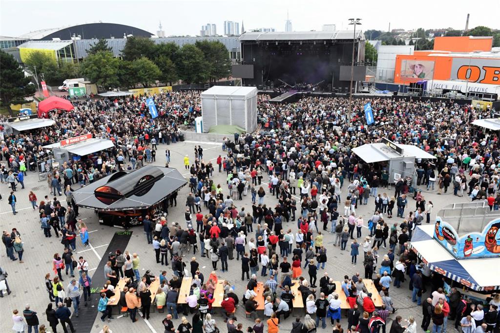 Rund 7400 Fans sind zu dem Open-Air-Abschiedskonzert von Unheilig gekommen. 