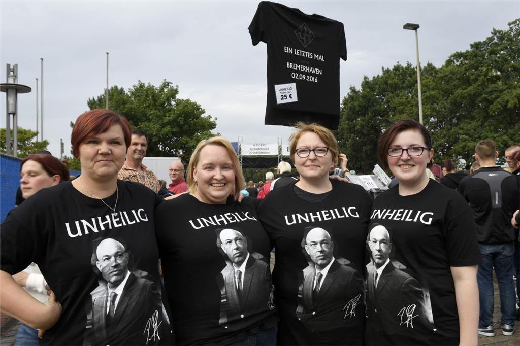 Rund 7400 Fans sind zu dem Open-Air-Abschiedskonzert von Unheilig gekommen. 