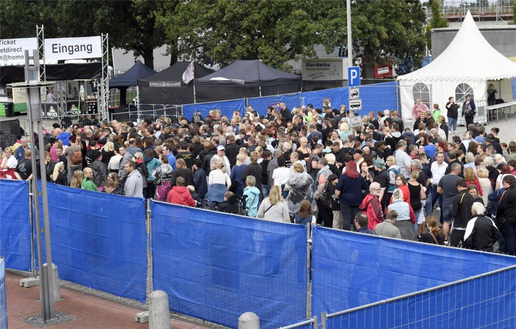 Rund 7400 Fans sind zu dem Open-Air-Abschiedskonzert von Unheilig gekommen. 