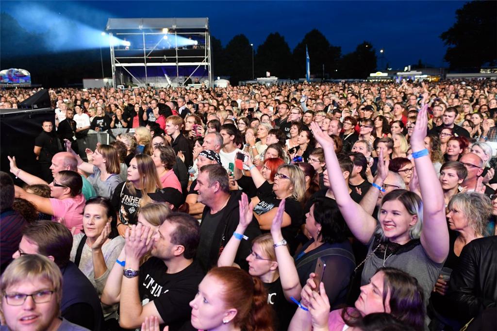 Rund 7400 Fans sind zu dem Open-Air-Abschiedskonzert von Unheilig gekommen. 