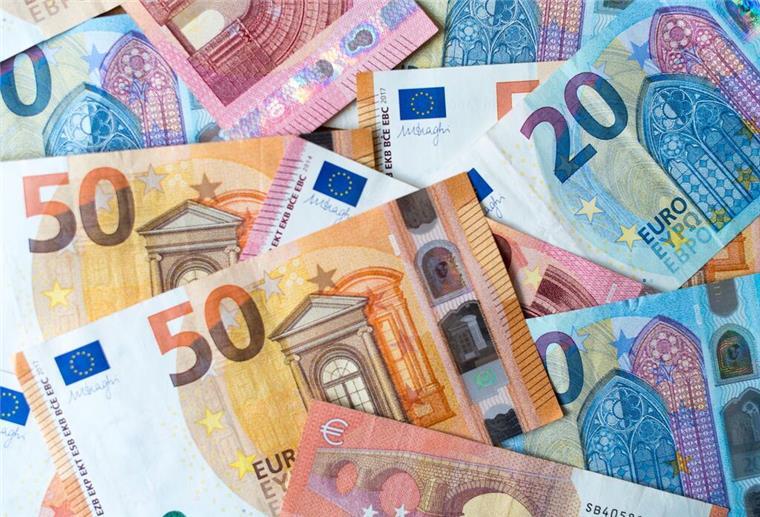 Heftige Kürzung! 750.000 Rentner bekommen jetzt bis zu 2500 Euro weniger Zahlreiche Banknoten von 10, 20 und 50 Euro liegen auf einem Tisch.