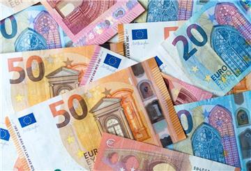  Zahlreiche Banknoten von 10, 20 und 50 Euro liegen auf einem Tisch. 