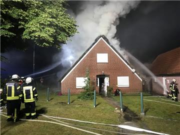 Rund 80 Feuerwehrmänner waren im Einsatz. Allerdings konnte das Gebäude nicht gerettet werden. 