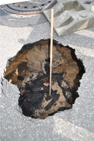 Rund 80 Zentimeter reicht der Zollstock in das Loch hinein, das sich in der vergangenen Woche in der Straße Große Litt bildete. 