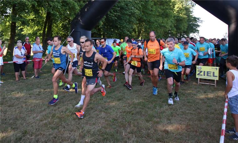 Rund 850 Aktive starten beim Nordsee-Firmenlauf Rund 850 Männer und Frauen gingen beim 6. Nordsee-Firmenlauf in Blexen an den Start.