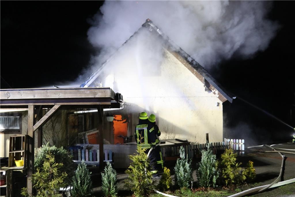 Rund 90 Mann sind an dem Einsatz in Lunestedt beteiligt.