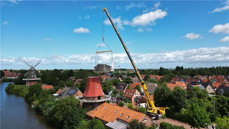 Rote Windmühle in Greetsiel hat Kappe wieder Rund acht Jahre lang war das denkmalgeschützte Ensemble der beiden Zwillingsmühlen in Greetsiel nicht komplett.