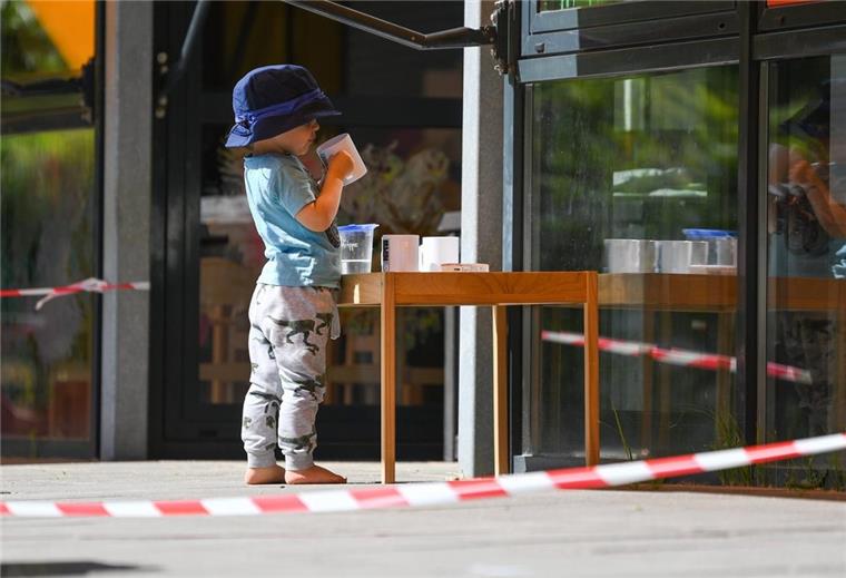 Rund ein Drittel der Kinder besucht derzeit die Notbetreuung in den Kitas des Landkreises. Am 22. Juni soll der Regelbetrieb starten, doch es gibt viele Fragen. Auch die, ob Kitas in den Sommerferien geöffnet bleiben könnten, wie politisch gefordert.