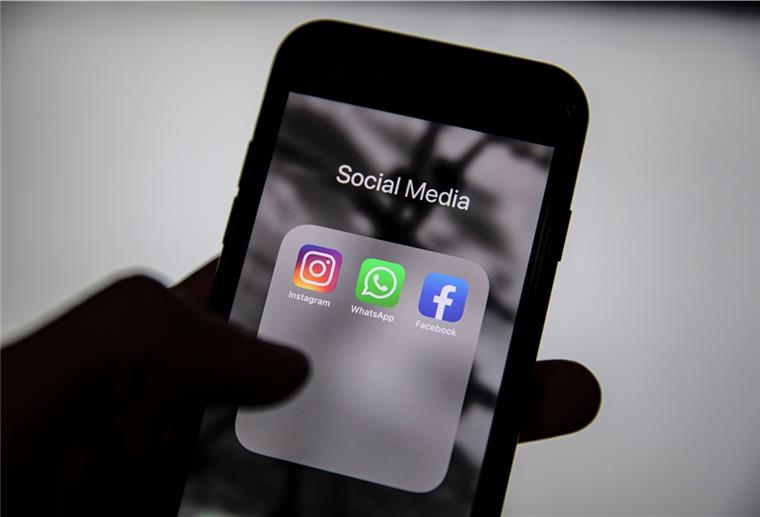 In dieser Fotoillustration sind die Logos von Instagram, Whatsapp und Facebook auf einem Smartphone-Bildschirm zu sehen.