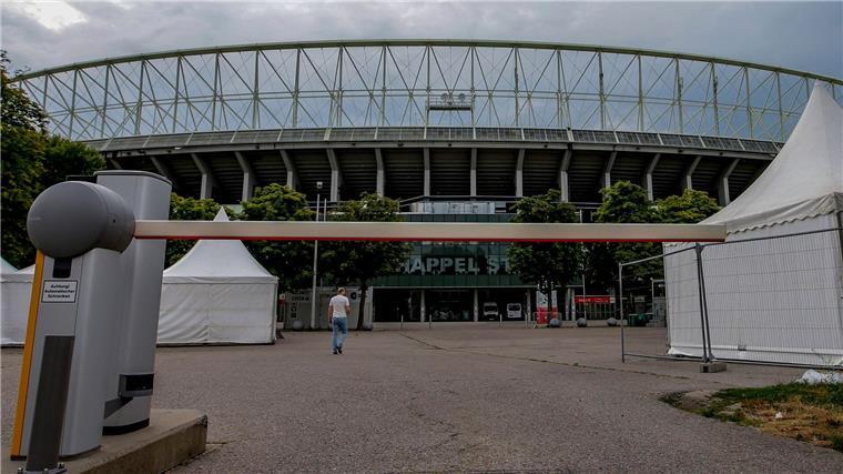 Nach Swift-Alarm: Wiener Coldplay-Konzerte stark bewacht Rund um das Ernst-Happel-Stadion werden Schleusen und Verkehrssperren für Fahrzeuge eingerichtet. (Archivfoto)