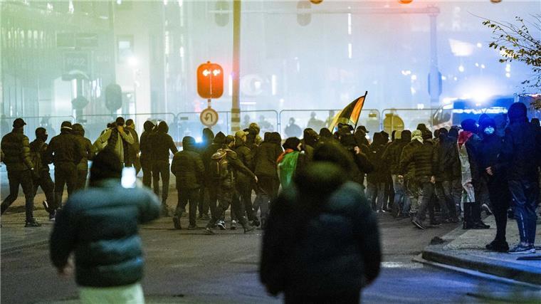 Rund um das Fußballspiel in Amsterdam kam es zu gewaltsamen Ausschreitungen. 