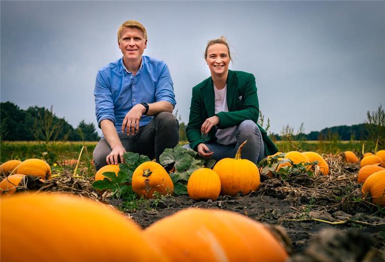 Christoph und Judith Werner begutachten ihre Kürbisernte