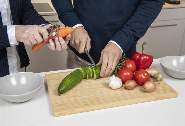 Zwei Personen schneiden Gemüse. „Du musst nur weniger essen!“ – Solche Sprüche kennen viele, die mit ihrem Gewicht kämpfen. Doch hinter den Kilos steckt oft viel mehr.