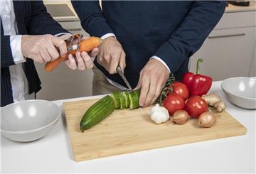 Zwei Personen schneiden Gemüse. „Du musst nur weniger essen!“ – Solche Sprüche kennen viele, die mit ihrem Gewicht kämpfen. Doch hinter den Kilos steckt oft viel mehr.