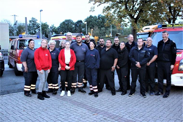 Rund um die Uhr schoben die Einsatzkräfte von Feuerwehr, Johannitern und der privaten Sicherheitsfirma Dienst während des Rodenkircher Marktes. Im Feuerwehrhaus am Marktplatz hatten sie ihre Einsatzzentrale eingerichtet.