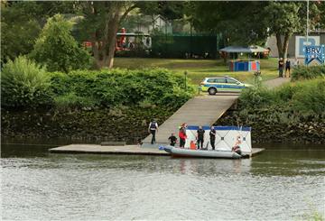 Rund zwei Tage nach dem Zusammenstoß eines Binnenschiffs mit einem Ruderboot auf der Weser ist am Montagabend eine Leiche am Weserufer entdeckt worden.