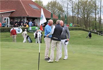 Runde beendet: die Golfer am 18. Loch.