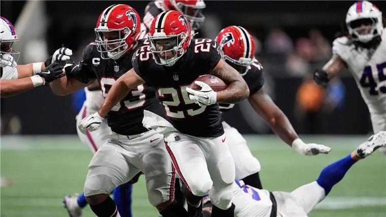 NFL: Zweite Bills-Pleite in Folge - Bears feiern spät Running Back Tyler Allgeier erzielte den ersten Touchdown für Atlanta.
