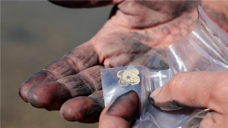 Suche nach sagenumwobenem Rungholt an der Nordsee Ruth Blankenfeldt, Archäologin vom Zentrum für Baltische und Skandinavische Archäologie, hält ein Schmuckstück in der Hand.